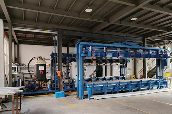 Линия заливки панелей пенополиуретаном.