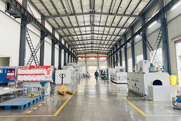 Производственные цеха чистые и организованные.